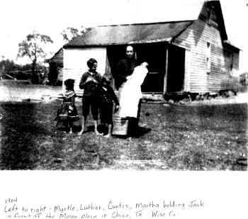 Martha holding Myrtle_Moser_1904.jpg (755804 bytes)