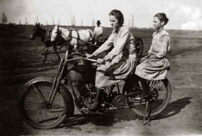 Addie Barfield Paschall on motorcyle about 1920 with unknown girl.jpg (645389 bytes)