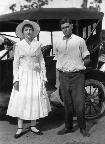Addie Barfield and Jake Pierce maybe 1920 near Paradise TX.jpg (369994 bytes)