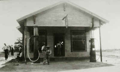 Elmer Paschall's grocery store and service station in Cottondale.jpg (372077 bytes)